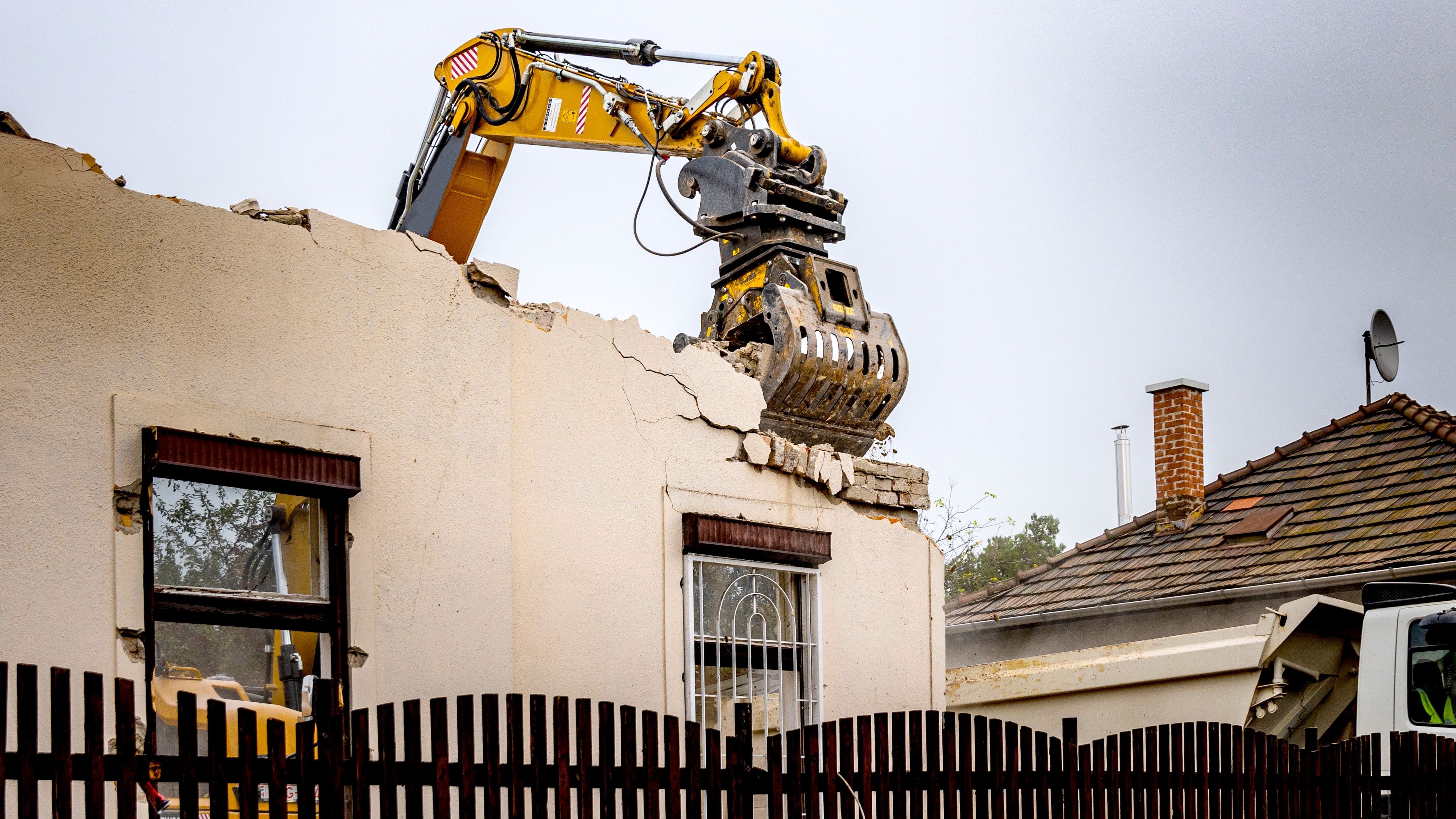 The MB-G900 sorting grapple on a demolition site from residential buildings