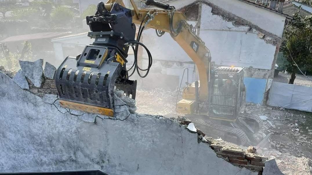 The MB-G sorting grapple demolishes an old building