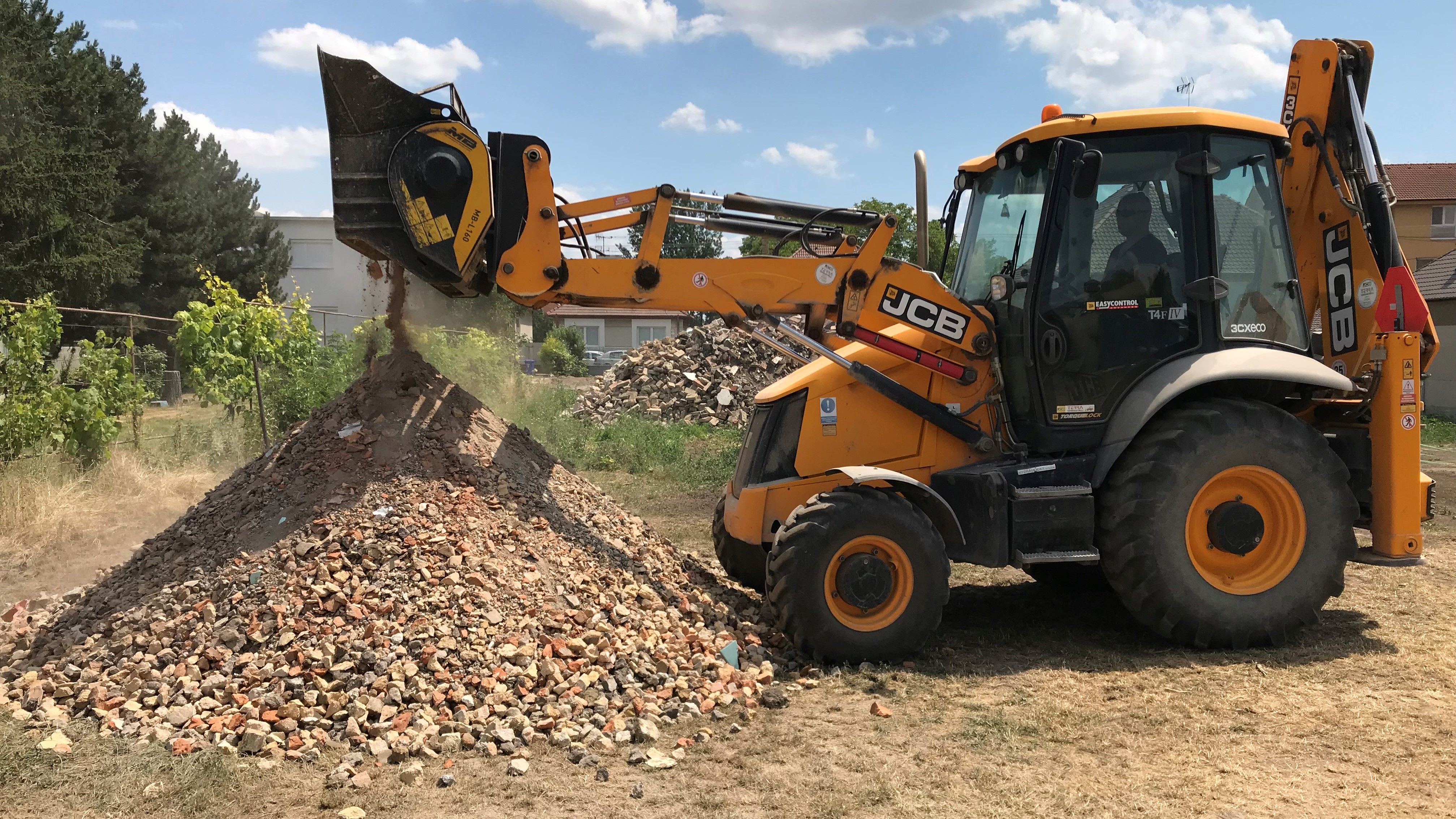 The MB-L160 mobile crusher recycling inert material on site