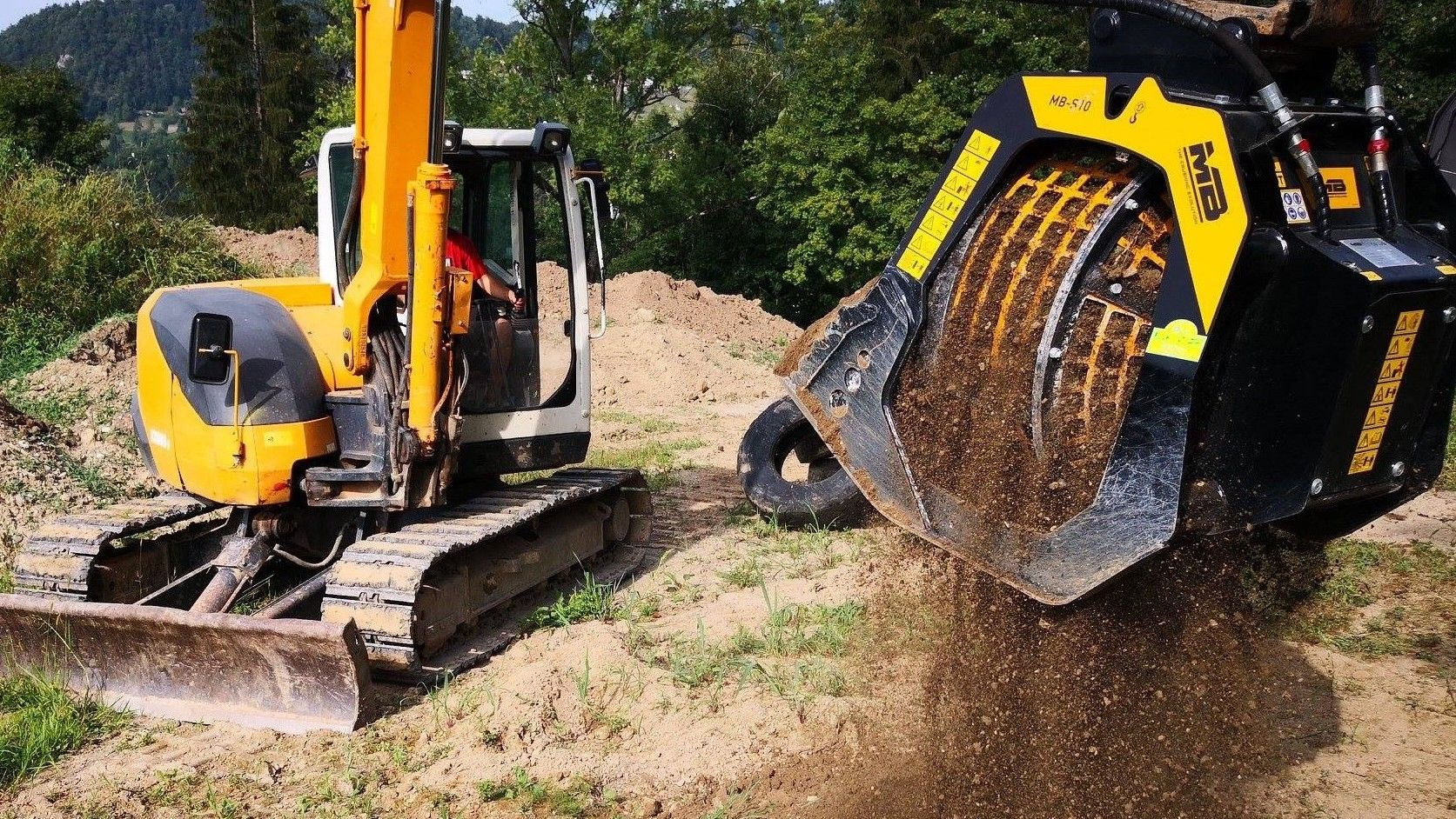 Con una cribadora giratoria MB-S10 las piedras se separan de la tierra; ambos materiales se pueden reutilizar inmediatamente para la construcción de una carretera.