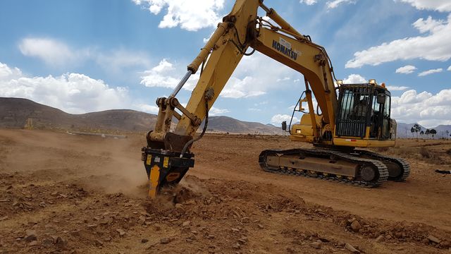 The MB-R drum cutter at work with granite rocks