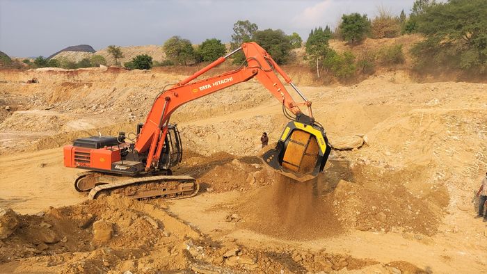 754_Foto 3_MB-S18 - Tata Hitachi EX 200 - India - Quarry and mining - Magnesite