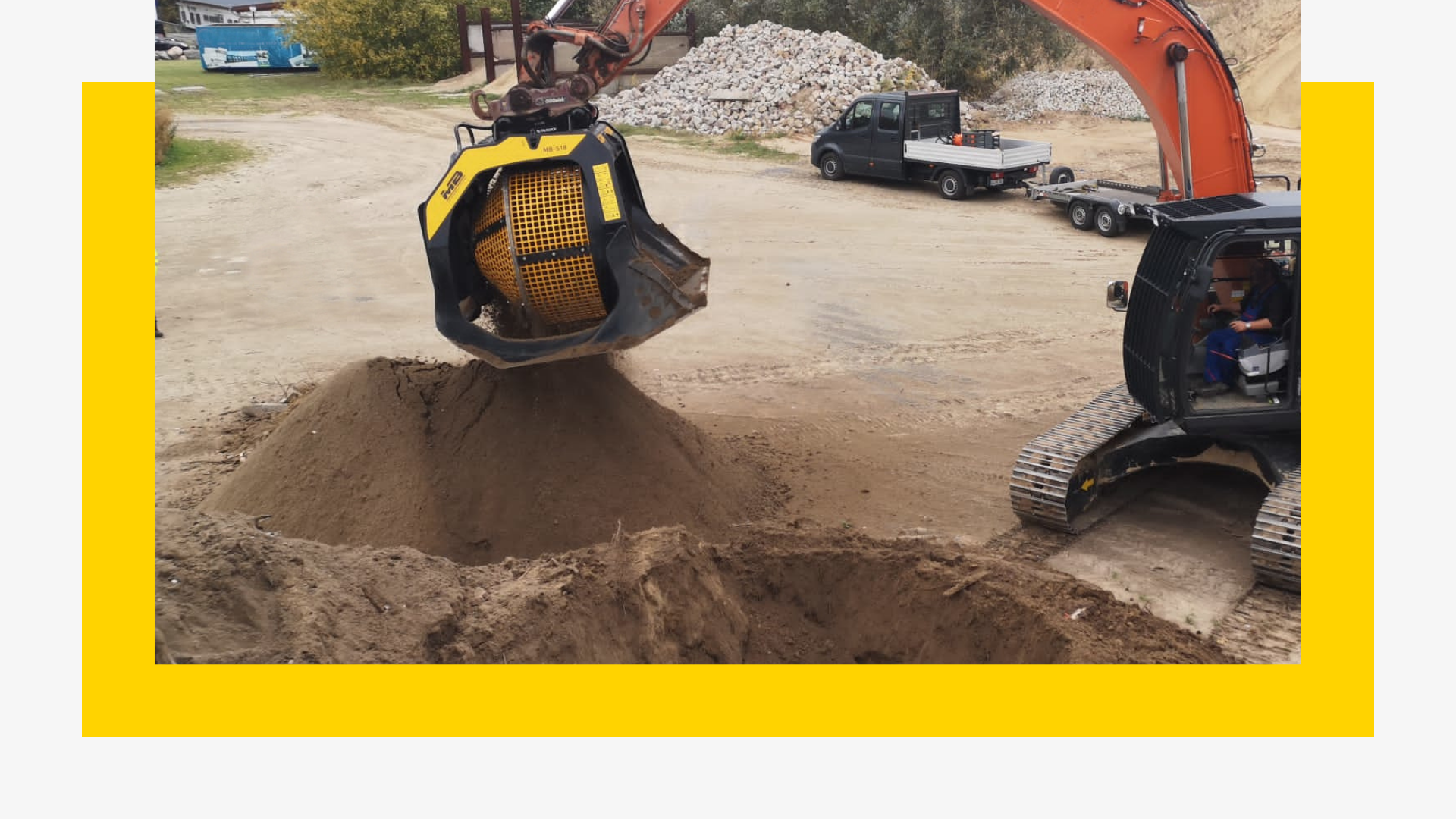 MB Crusher Sieblöffel MB S18 installiert auf einen Hitachi success ZX250 Kettenbagger  beim Absieben von Erdaushub