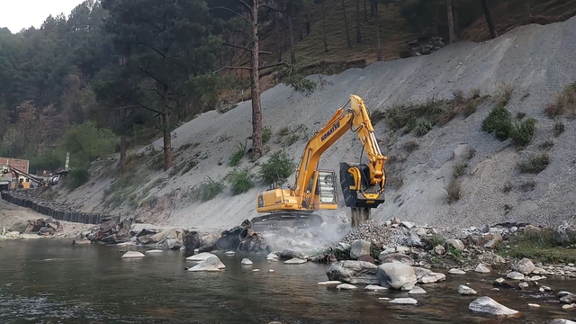  - How to tackle a road development project at 14500 feet above sea level with the MB Crusher Units