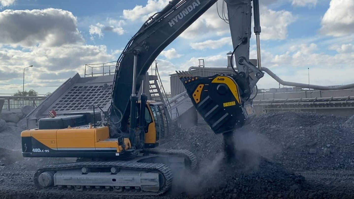 Caçamba trituradora BF135.8 equipada em uma escavadeira Hyundai 480LC brita e valoriza os descartes de fundição