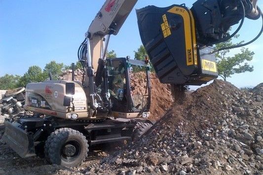 BF70.2 brekerbak gekoppeld aan een Cat 318D graafmachine op wielen om bouwafval te verwerken 