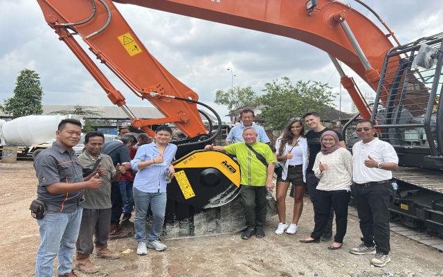 Dengan menggunakan Bucket Crusher dari MB, perusahaan mendapatkan efisiensi yang maksimal dan keuntungan besar.