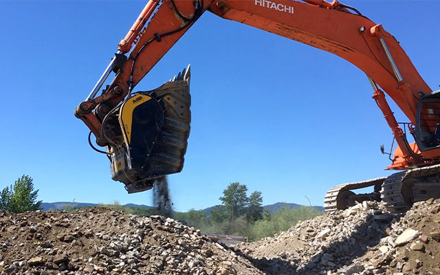 BF135.8: Er wordt een BF135.8 breekbak gebruikt in plaats van een mobiele breker voor beton recycling.