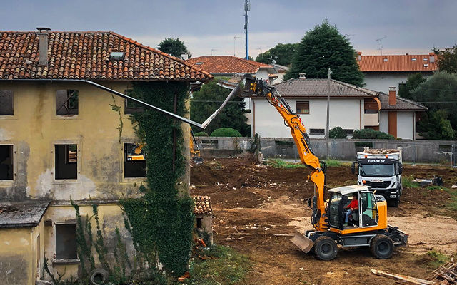 La pinza selezionatrice MB-G permette un preciso smontaggio delle strutture