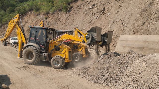 News - A mobile jaw crusher for backhoe loaders  in a road construction project
