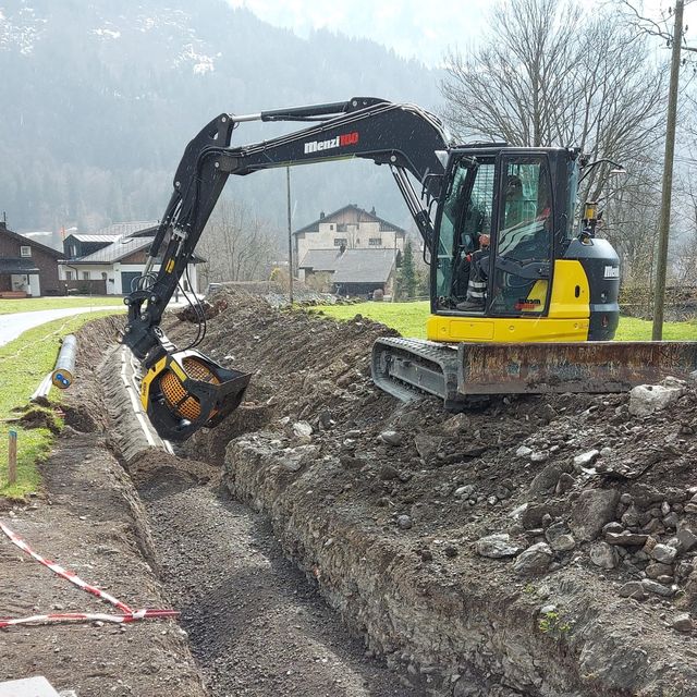 News - MB Crusher Sieblöffel und Menzi Muck ein starkes Team beim Leitungsbau