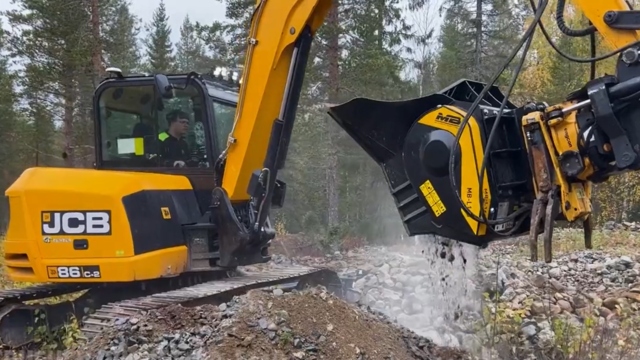 Banar väg med MB Crusher-skopan