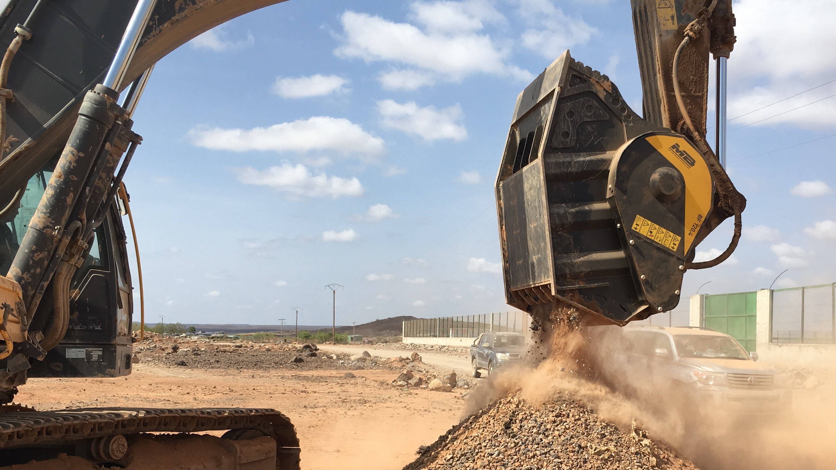 Benna frantoio su escavatore Volvo nel cantiere di Gibuti