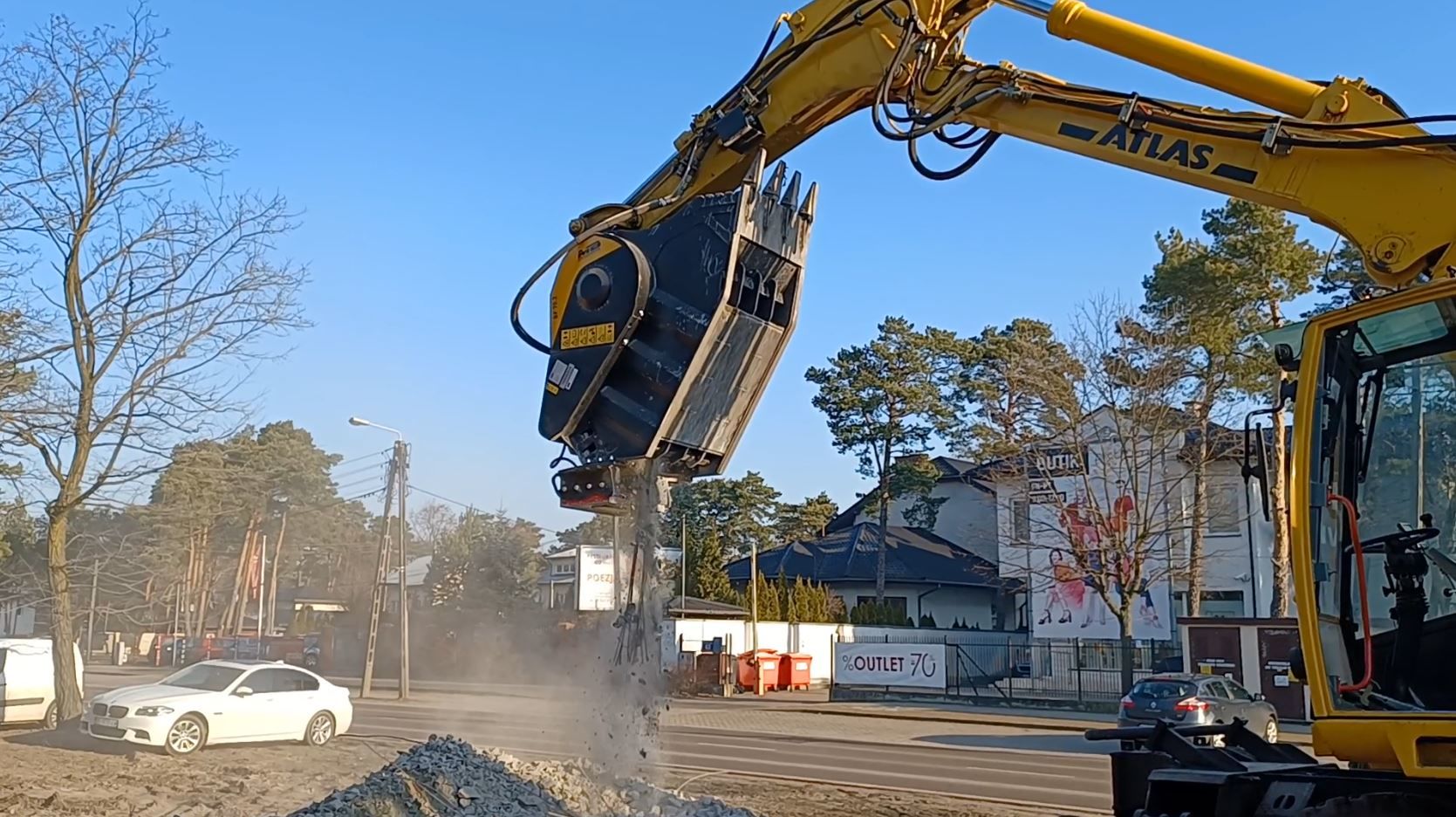 BF70.2 Bucket Crusher installed on an Atlas 1604 excavator