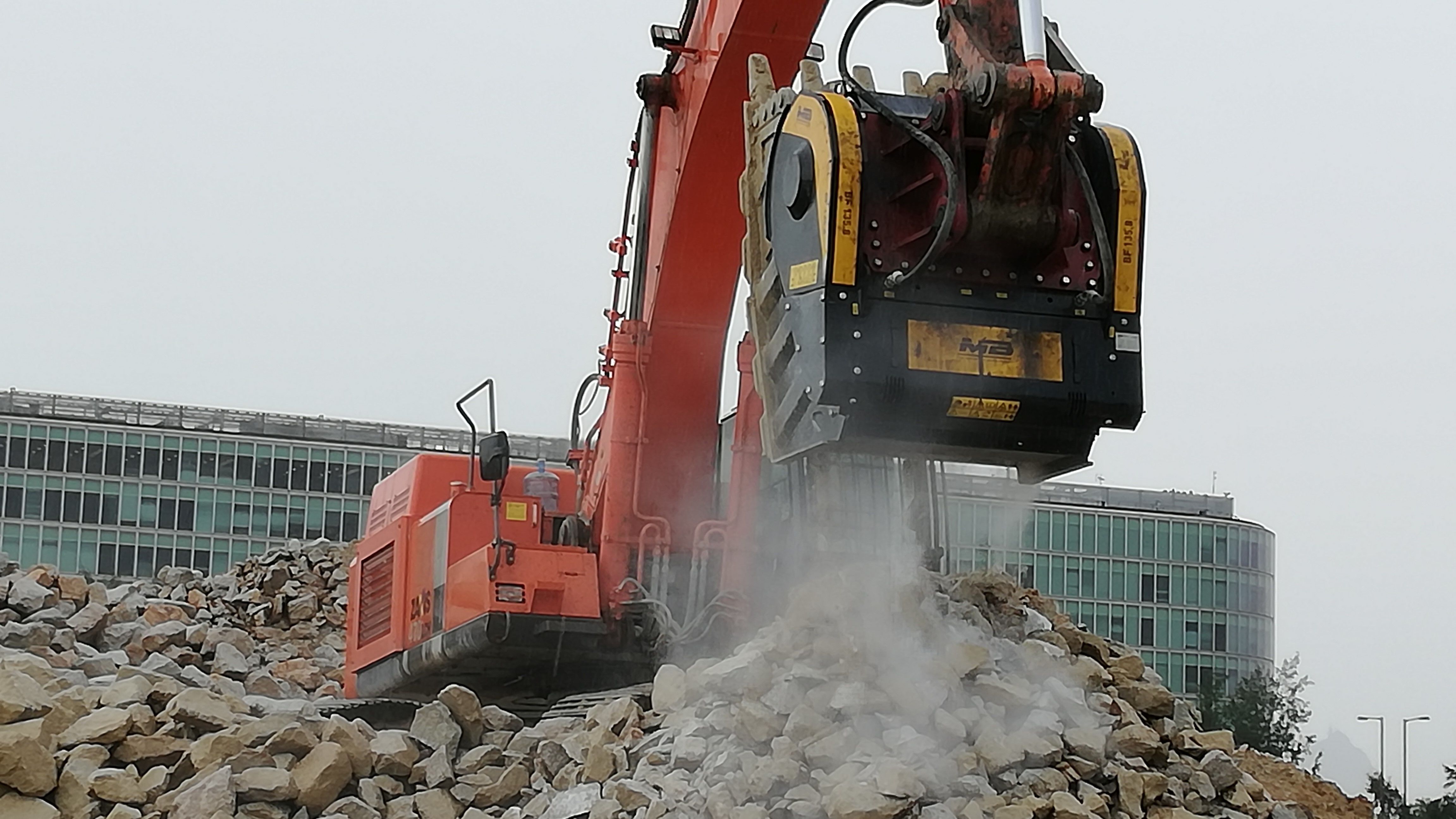 BF135.8 Crusher Bucket crushing debris