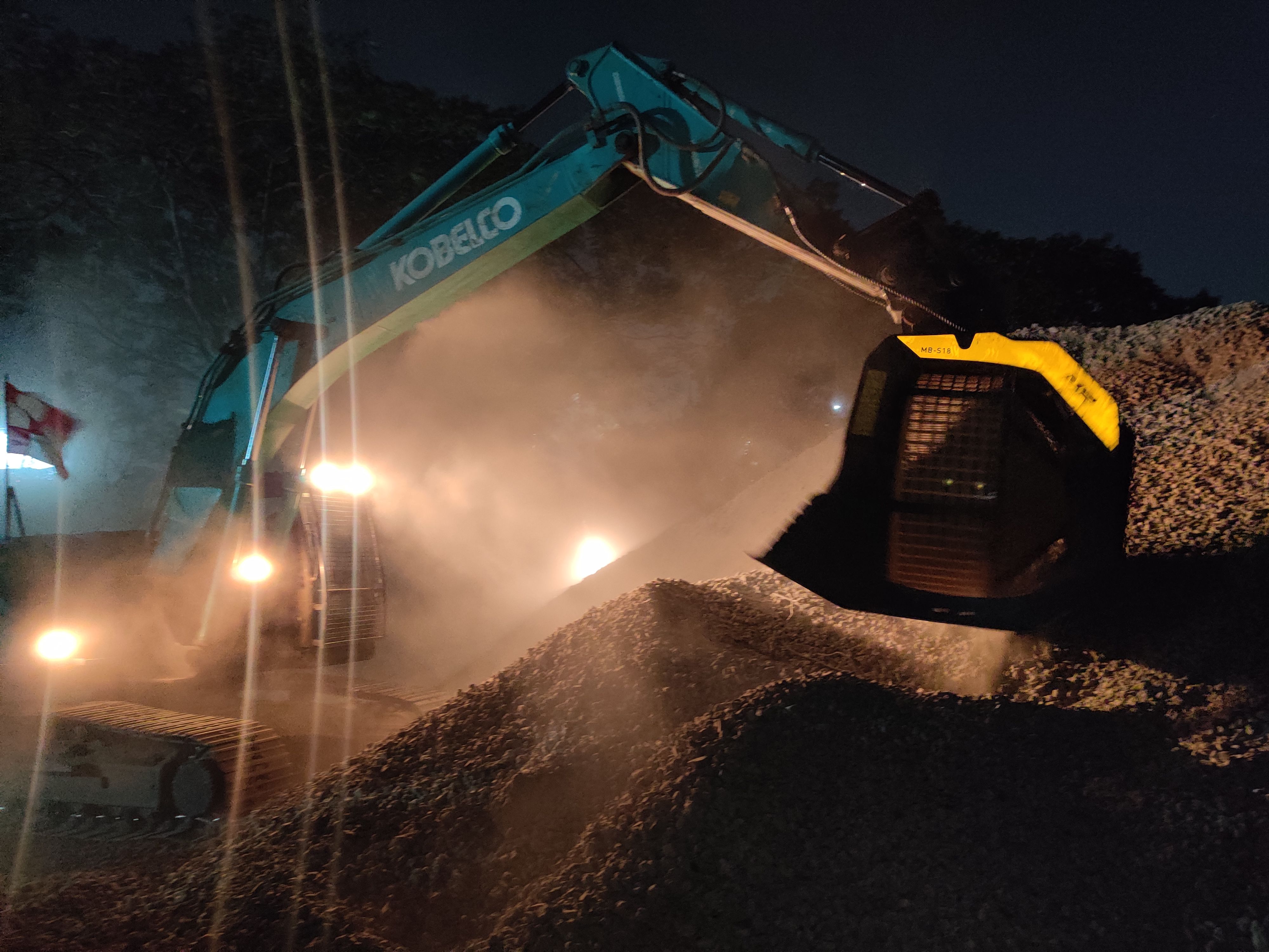 •	Excavated cement blocks being processed with MB-S18 screening attachment and Kobelco SK220 XD LC.