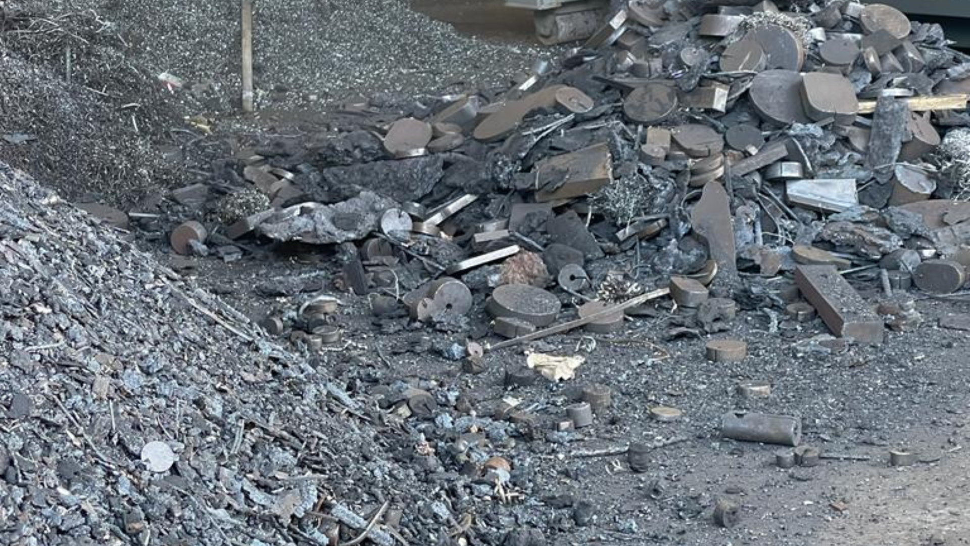Schlacke absieben mit dem Sieblöffel MB-S14 mit 70 x 70 Gitter installiert an einem Liebherr L40 Bagger, wird für die Weiterverwertung verarbeitet