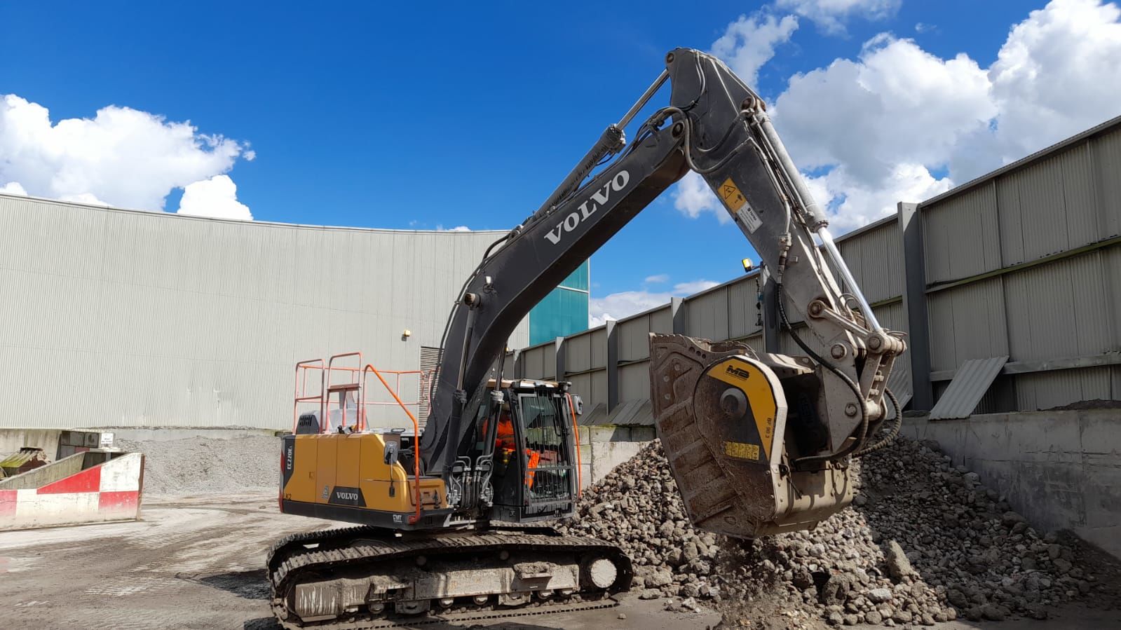 MB Crusher BF90.3 Crusher bucket on a Volvo