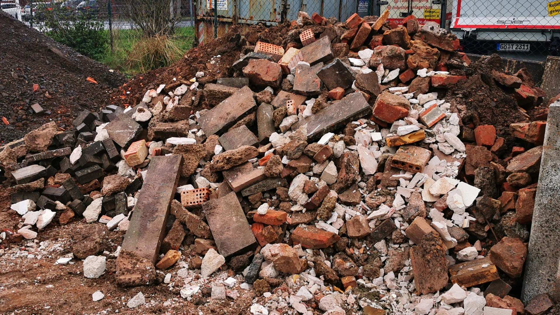 Recycling mit dem MB Brecherlöffel gegen hohe Deponie- und Transportkosten