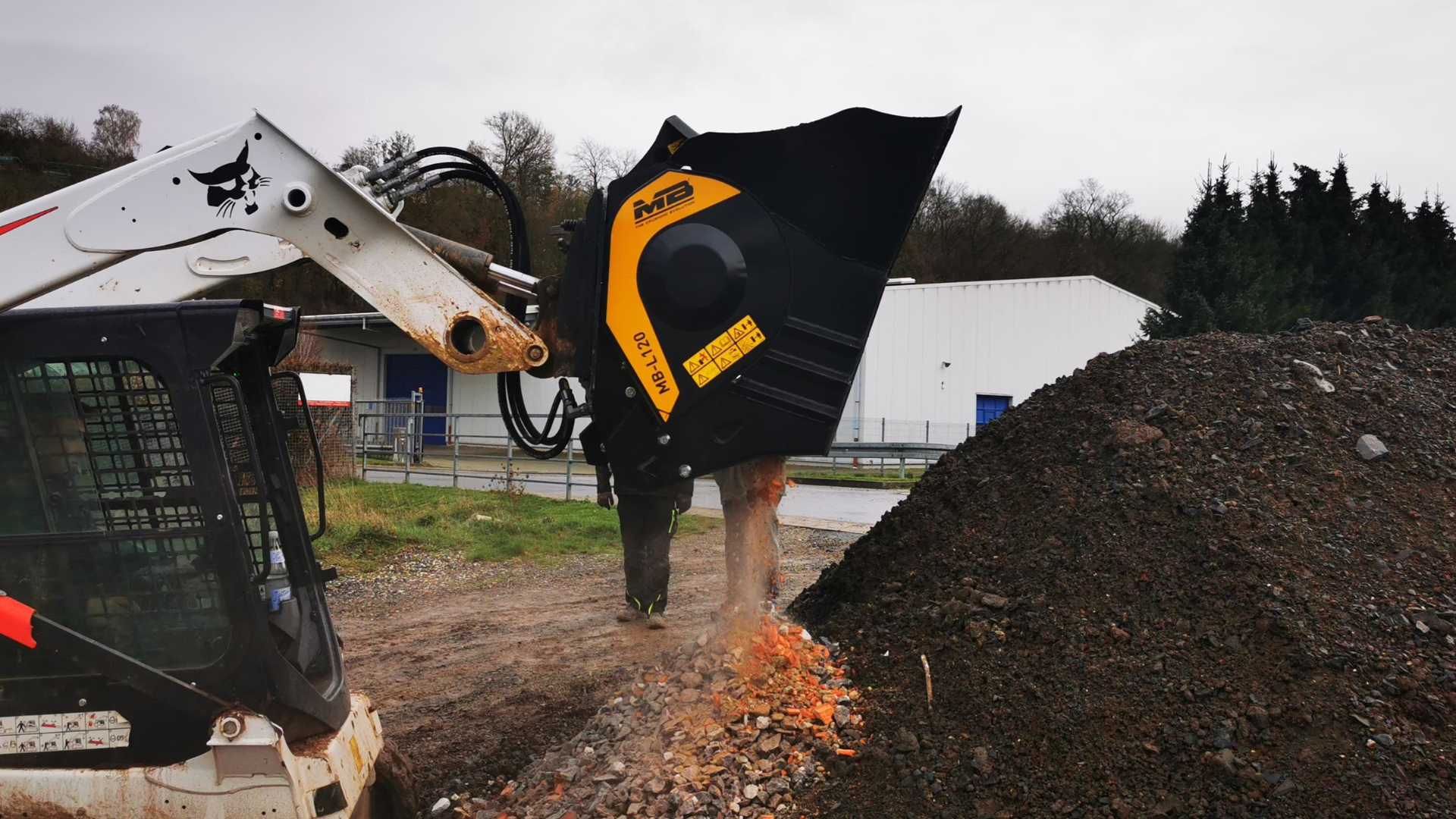 Recycling mit dem MB Brecherlöffel gegen hohe Deponie- und Transportkosten