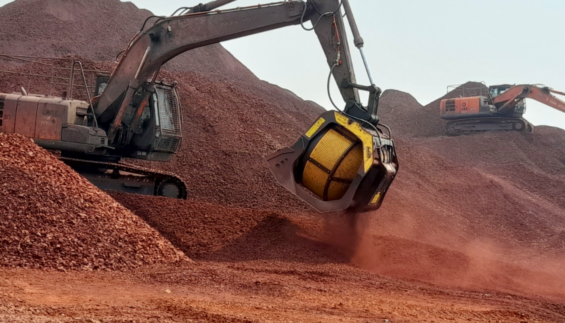 MB Crusher screening buckets MB-S18 working in a pipline 