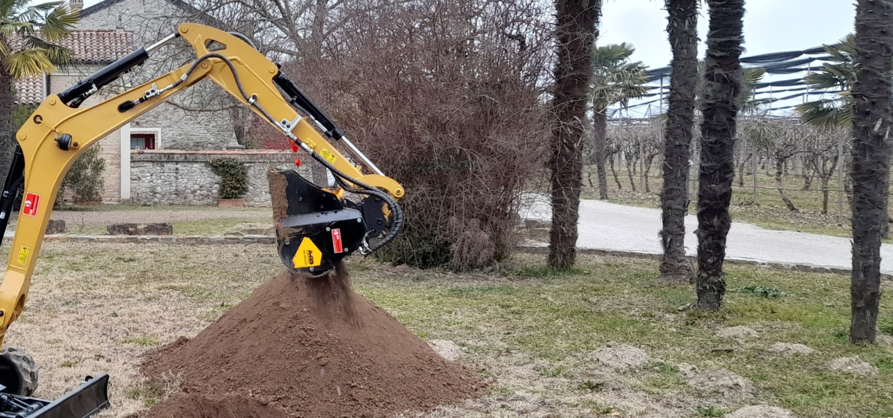 MB Crusher Schaufelseparator MB-HDS207 mit RQ15 Welle an Wacker Neuson Bagger befreit Humus von Störstoffen und bereitet ihn zur Wiederverwendung auf.