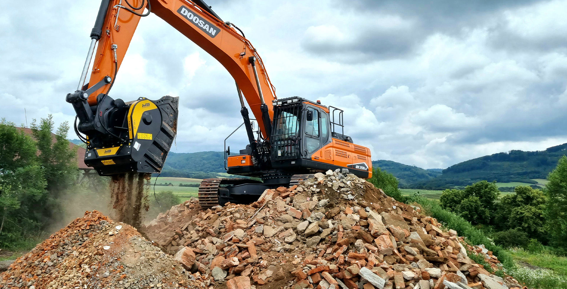 Crea un centro de reciclaje en la obra con las cucharas machacadoras MB Crusher