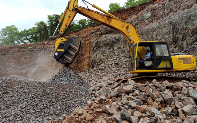 The BF90.3 crusher bucket on a Komatsu PC200 excavator processes basalt rock and saves time and costs!