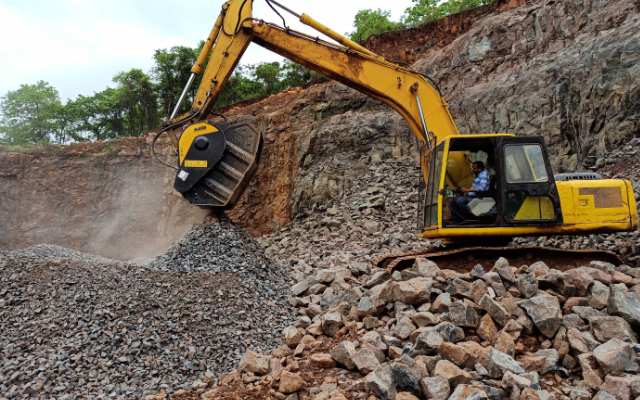 Drticí lžíce BF90.3 na rýpadle Komatsu PC200 zpracovává čedičovou horninu a šetří čas i náklady!