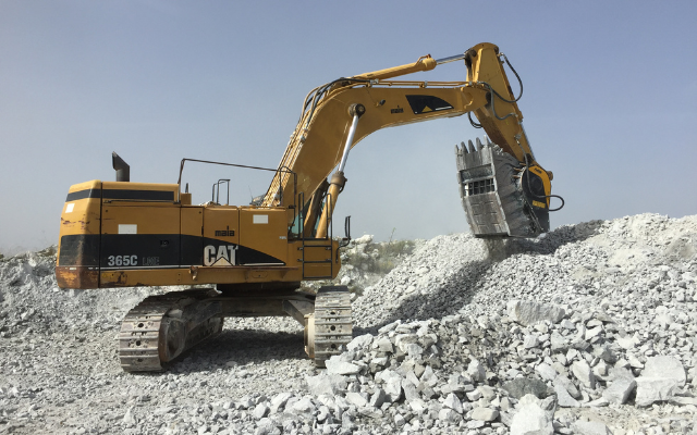 The BF135.8 crusher bucket installed on the Caterpillar 365 excavator crushes talc for reuse in concrete production