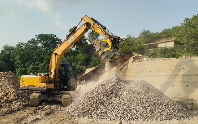 • MB Crusher's crusher bucket BF60.1 in action, crushing road excavation materials