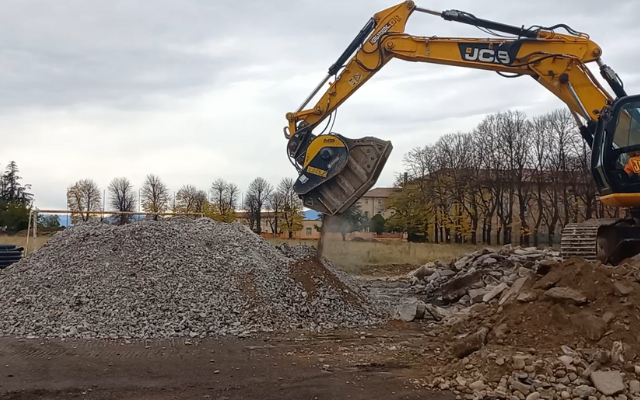 La benna frantoio BF90.3 ricicla il calcestruzzo direttamente in cantiere