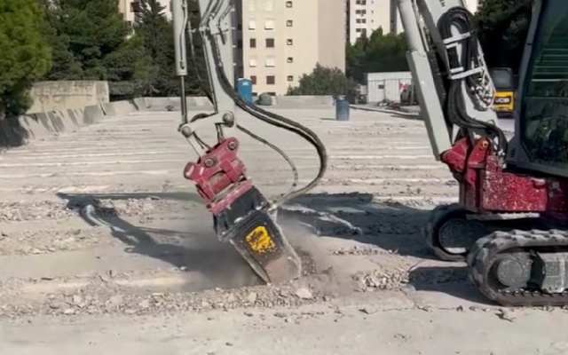 MB-R500 na Takeuchiju precizno melje cement na splitskom parkiralištu s minimalnim naporom. Idealna i za glodanje betona.