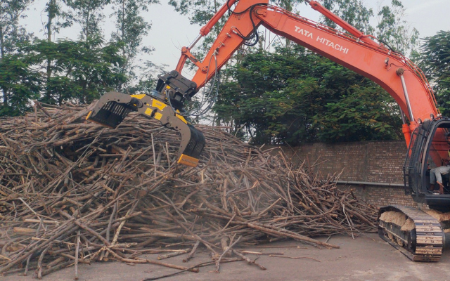 EX200 excavator equipped with MB-G1200 grapple