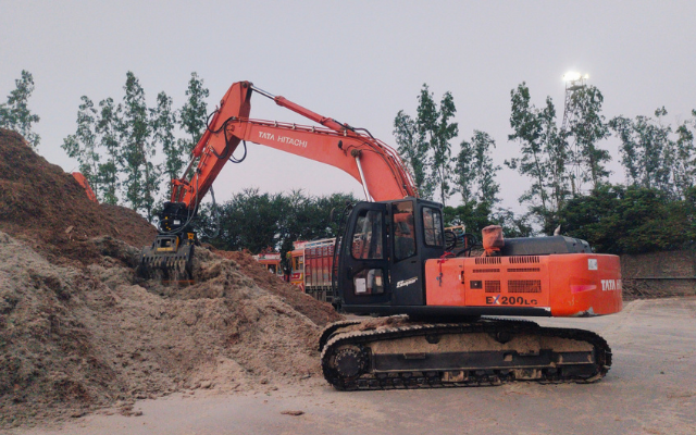 MB-G1200 grapple handling wood logs