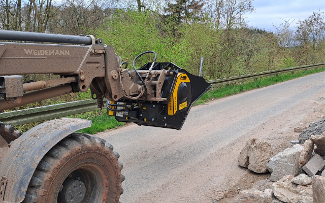 MB Brecherlöffel MB-L120 an einem Radlader Weidemann 4080T bricht gesammelten Bauschutt