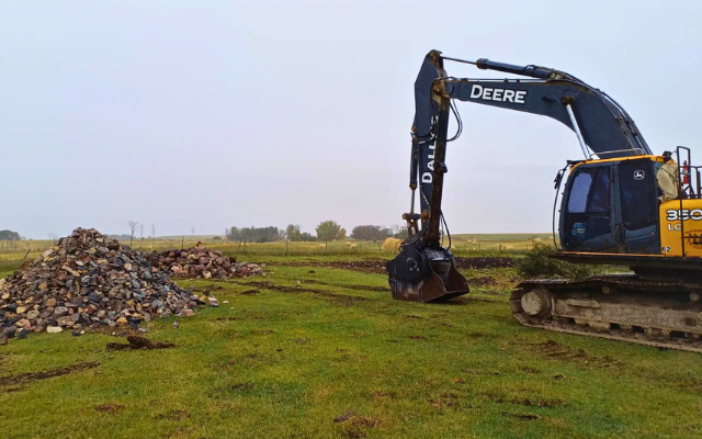 Du débroussaillage au concassage de roches.