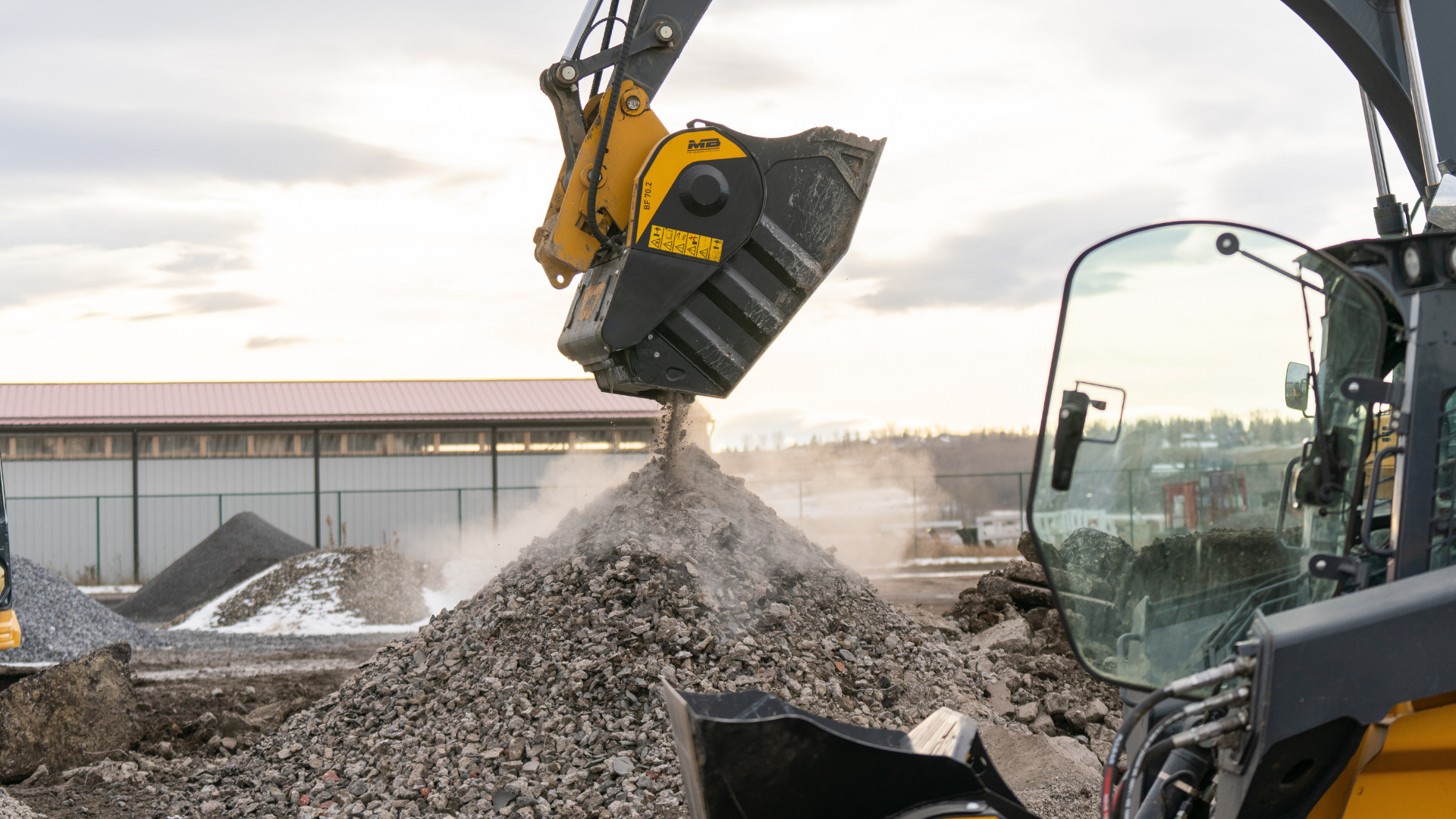 Benna frantoio MB Crusher per la frantumazione di inerti