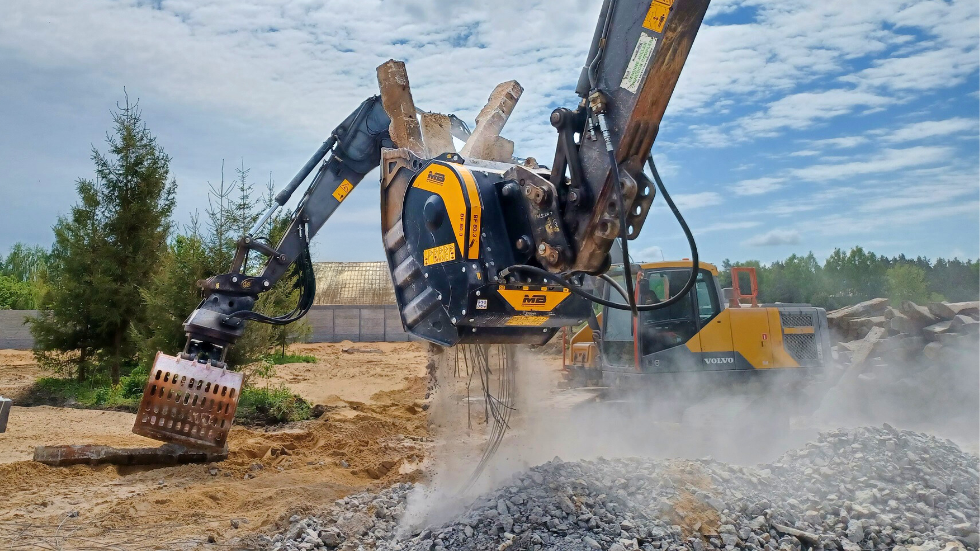 Frantoio MB Crusher frantuma traversine ferroviarie con armatura di ferro