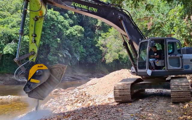Zoomlion excavator with MB Crusher BF90.3 S4 bucket producing aggregate on-site.