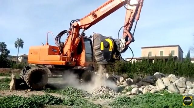 ÚLTIMAS NOTICIAS - La cuchara trituradora BF 60.1 tritura piedra de rio a Port de Sòller, Mallorca, España