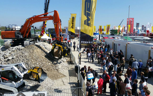 Bauma 2016 - Day 1 - Area Demo - MB crusher screener bucket at work