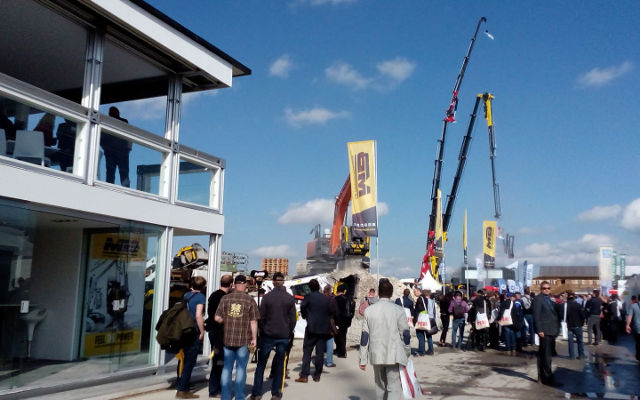 Bauma 2016 - Jour 2 - Demo area MB Crusher