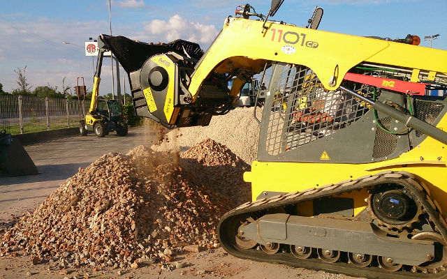 Steigende Deponiekosten und härtere Umweltauflagen machen Bauschutt und Aushub zum immer größeren Problem. Warum also nicht Baumaterial an Ort und Stelle wiederverwerten? MB Crusher sagt mit seinen Backenbrecherlöffeln den mobilen Brechanlagen den Kampf an.