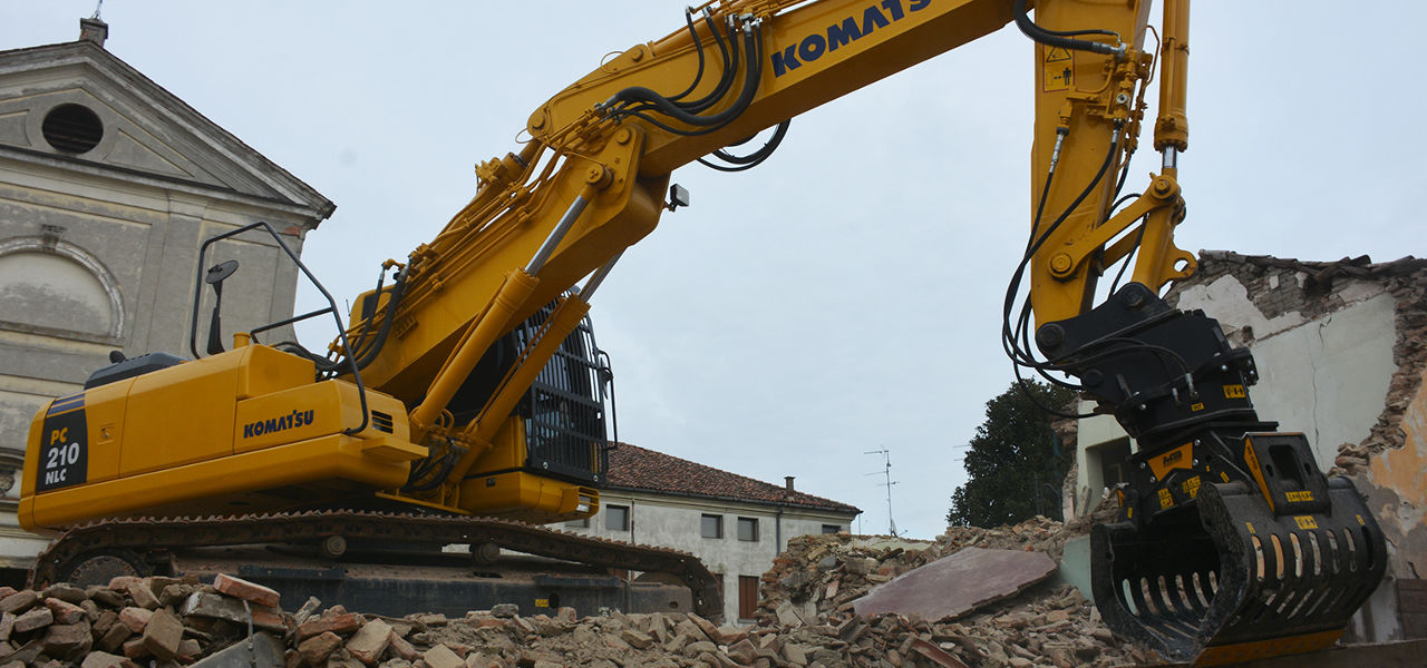 Pinza MB-G900 su Komatsu PC210 NLC