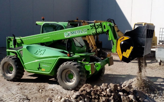 The crusher bucket MB-L160 installed on telescopic handler Merlo Panoramic 38.13