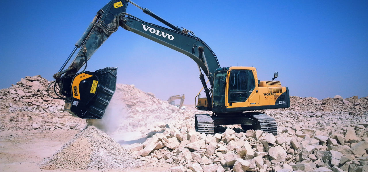 MB jaw bucket crusher on Volvo excavator in Saudi Arbia