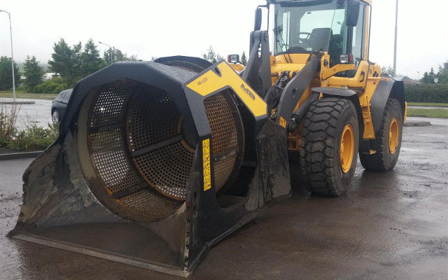 Screening bucket for loaders and backhoes