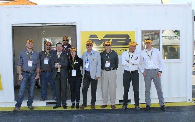La primera vez que el expositor MINExpo se prepara para demostraciones en vivo de la trituración del granito