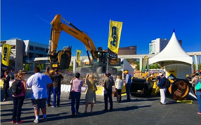 La primera vez que el expositor MINExpo se prepara para demostraciones en vivo de la trituración del granito 